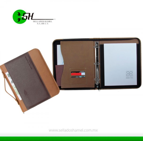 CARPETA CON CIERRE Y HERRAJE